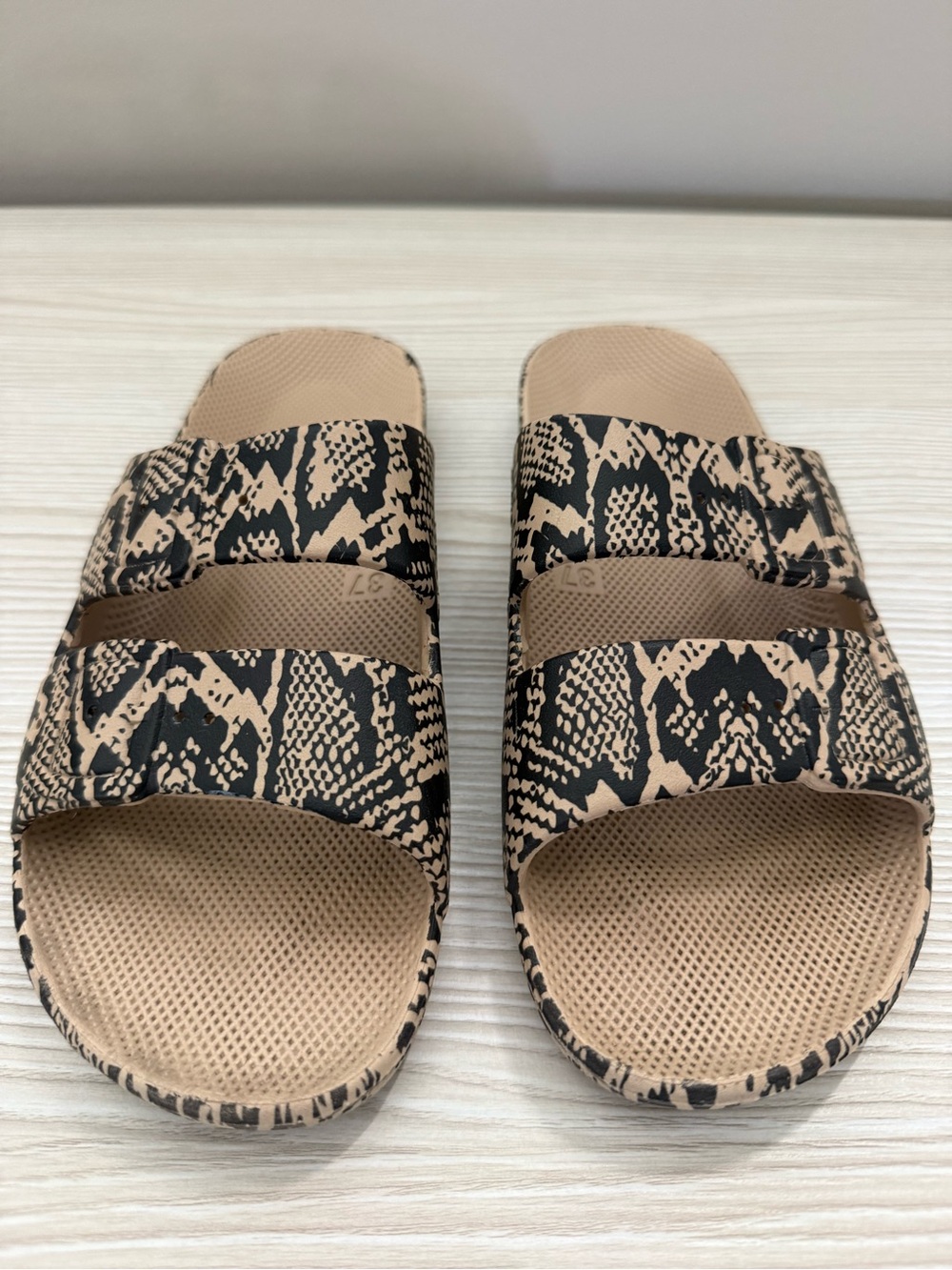 Freedom Moses snakeskin print slides